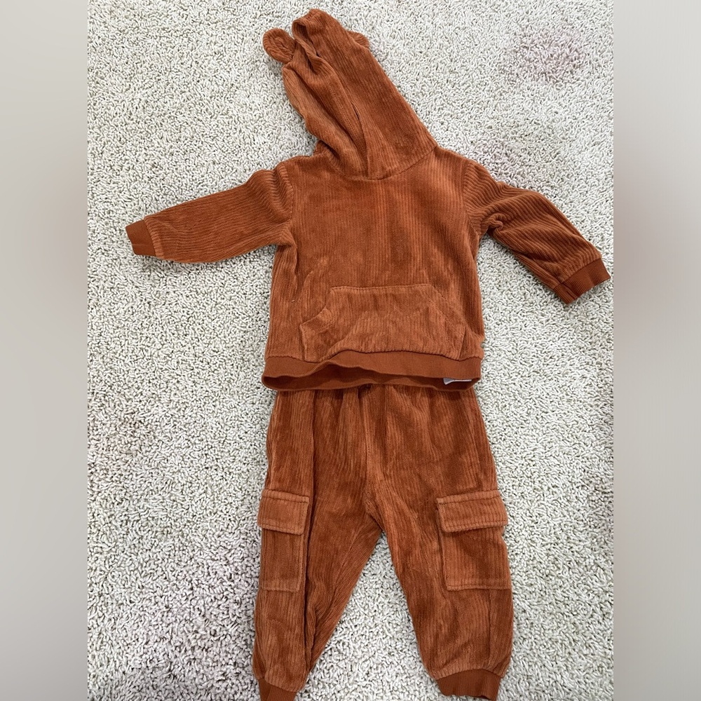 Old navy Sweat suit 6-12 months